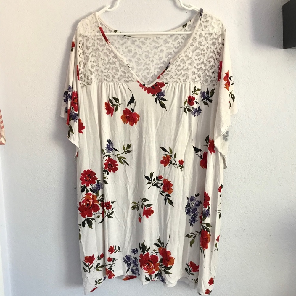 Torrid 4 super soft knit white floral blouse